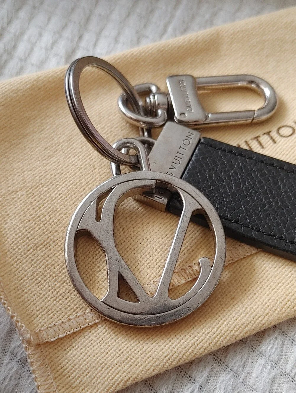 Louis Vuitton 2010 Taiga Leather Neo Club Key Holder - Picture 11 of 15